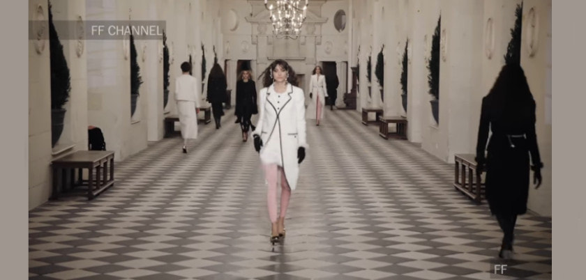 Chanel Pre-Fall 2021 collection, runway looks, beauty, models, and reviews.